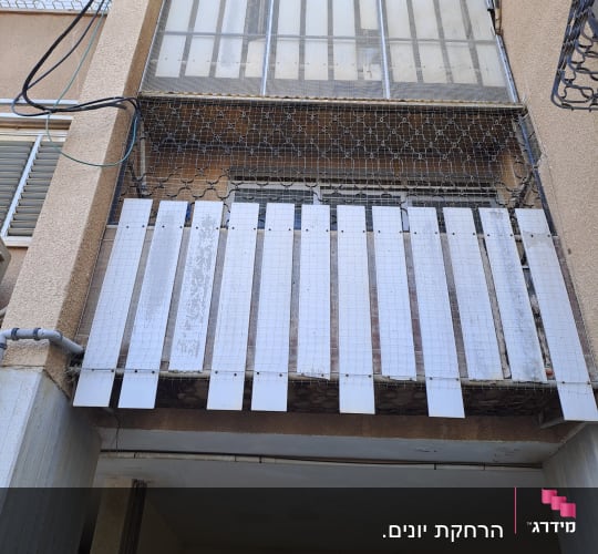 רשת למניעת כניסת יונים על מרפסת בניין